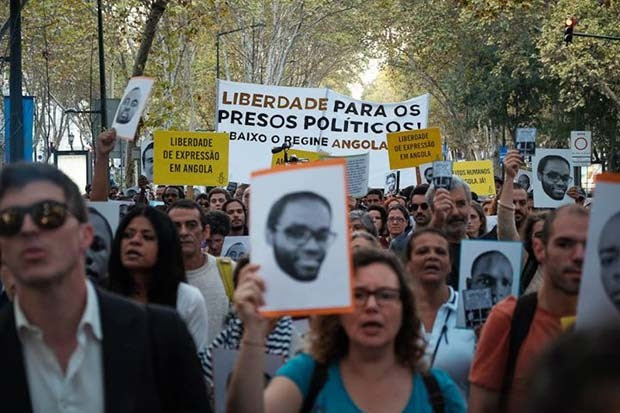 Manifestantes em Lisboa, Portugal, exibem fotos dos ativistas presos em Angola e pedem sua libertação  (Foto: Ricardo Rodrigues da Silva/ Amnistia Internacional Portugal)
