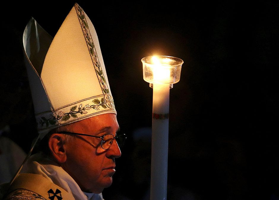 O papa durante a vigília pascal / Stefano Rellandini/Reuters