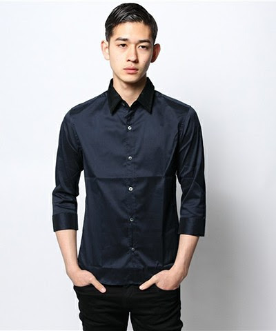 白パンコーデに合うネイビーシャツ メンズおすすめ紺色カジュアルシャツ