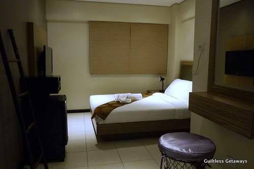 isuites-mikado-room-bed.jpg
