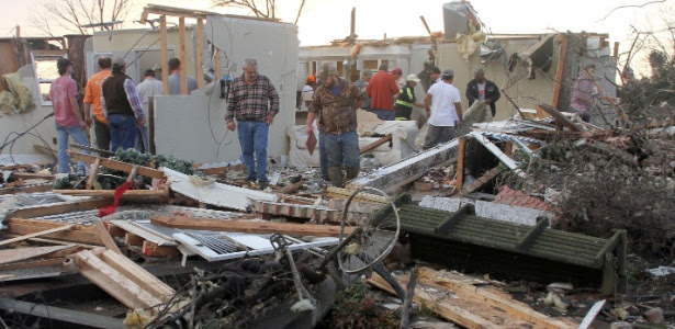 Moradores inspecionam estragos em residência após tempestade em Clarksdale, no Mississipi