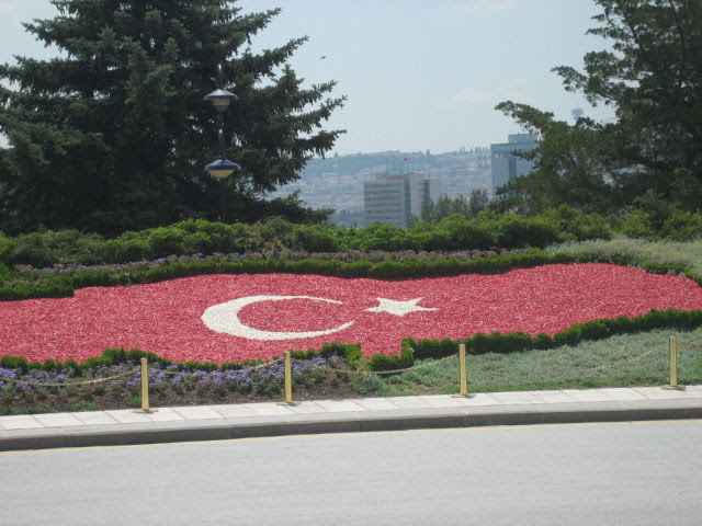 国旗のある風景 アタチュルク廟前のトルコ国旗 タディの国旗の世界