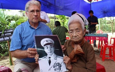 Cụ bà Công Tôn Nữ Trí Huệ (92 tuổi, ngụ tại Thừa Thiên-Huế, là chắt nội của vua Minh Mạng, là cháu nội của Hoàng tử Miên Lâm), người may chiếc gối dựa tặng Đại tướng đến viếng Đại tướng tại Lệ Thủy (báo Thanh Niên)