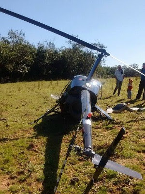 Duas pessoas ficaram feridas em queda de helicóptero em viamão (Foto: Divulgação/CBCV Águas Claras)