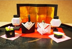ひな祭りの折り紙 立体飾り かわいい菓子箱 菱餅 ひしもち の作り方とアレンジ 知恵の小袋