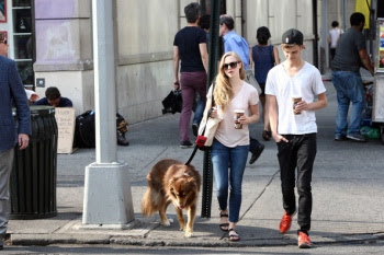 Amanda Seyfried dog Finn pal Brooklyn