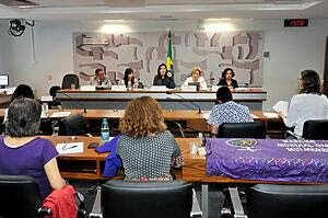 Mulheres sofrem violência e assédio em qualquer lugar e nas universidades não é diferente, afirmam debatedoras Mulheres sofrem violência e assédio em qualquer lugar e nas universidades não é diferente, afirmam debatedoras
