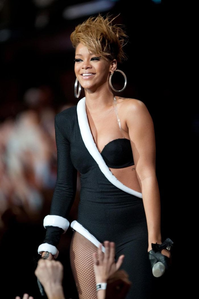Rihanna (9 pics)