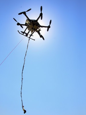 Teste com veículo não-tripulado para coleta de água em lago de Lincoln, capital do Nebraska (Foto: Nati Harnik/AP)