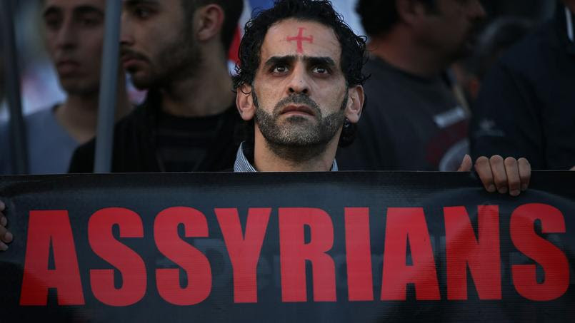 Un homme assyrien à Beirut dans une manifestation de soutien envers les Chrétiens de Syrie et d'Irak enlevés ou massacrés par l'État islamique.