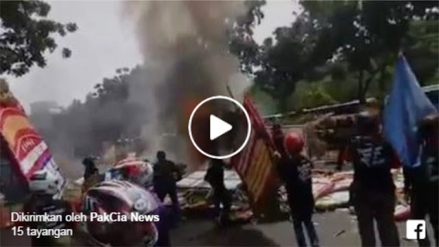 Ini Video Detik-detik Saat Massa Buruh Bakar Karangan Bunga Ahok-Djarot