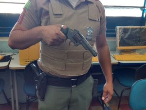 Arma estava dentro de mochida e sem munição (Foto: Divulgação/Polícia Militar)
