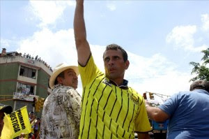 El candidato opositor a la Presidencia Henrique Capriles Radonski (d), durante un evento de campaña en Valera, estado Trujillo (Venezuela).EFE