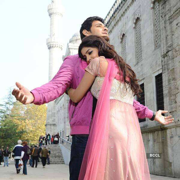 Mahesh Babu and Samantha in a still from the Tamil movie 'Athiradi Vettai'.