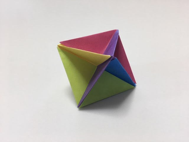 折り紙で簡単なおもちゃが作れるよ カラフルな吹きゴマの折り方