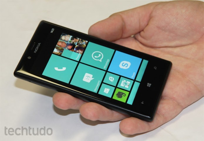 Lumia 720 é um modelo intermediário (Foto: TechTudo)