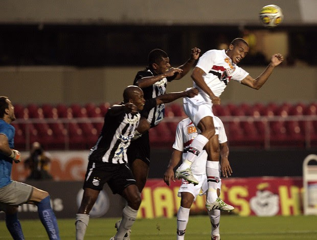 Miranda cabeceia para marcar o primeiro gol do Sâo Paulo (Foto: Gaspar Nóbrega / VIPCOMM)
