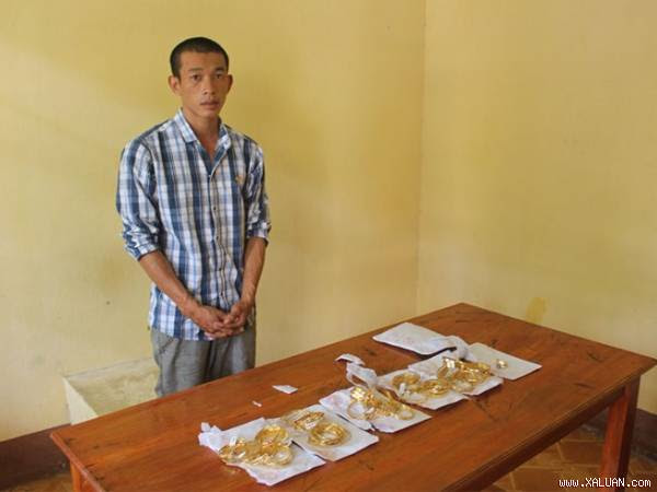 Phan Đình Bảo tại cơ quan điều tra cùng tang vật