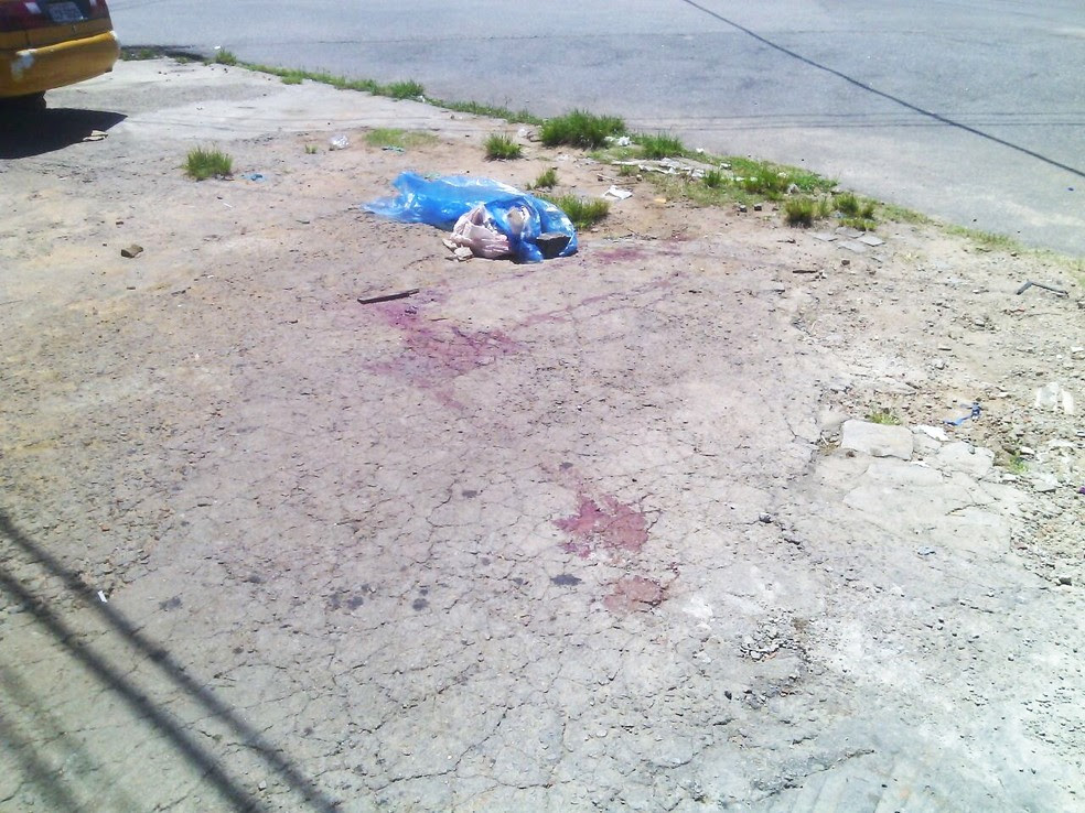 Corpo foi encontrado dentro de um saco de farinha, despejado em um lava jato no bairro das Quintas, na Zona Oeste de Natal (Foto: PM/Divulgação)