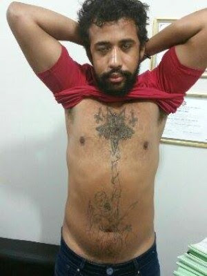 Suspeito de esquartejamento, Gleydson mostra tatuagem (Foto: G1)