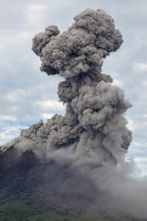 Vulcão expele cinzas após entram em erupção 8 vezes neste domingo na Indonésia (Foto: Sutanta Aditya/ AFP)