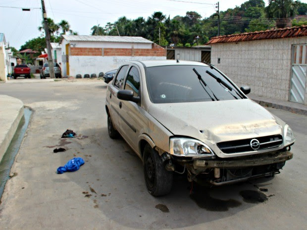 Carro foi abandonado na Rua 23, no loteamento Vale do Sinai (Foto: Suelen Gonçalves/G1 AM)