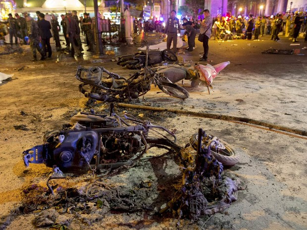 Carcaças de motos destruídas pela explosão em Bangcoc, capital da Tailândia (Foto: Athit Perawongmetha/Reuters)