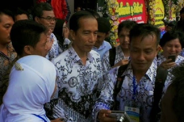 Jokowi telah membohongi para guru honorer dikarenakan ia pernah berjanji segera mengangkat pegawai honorer K2 menjadi PNS.