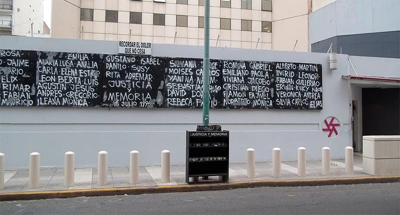 Actual solar del edificio de la AMIA con los nombres de las víctimas / Foto: Wikipedia Nbelohlavek_(CC-BY-SA-3.0)
