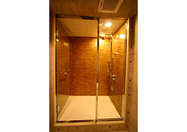 高級感のあるシャワーブースも天然石でオーダーメイド 株式会社フリーバス企画