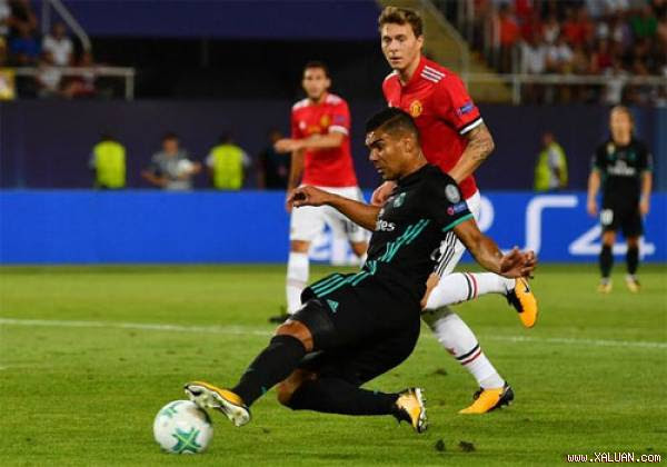 Casemiro (áo đen) trong tình huống thoát xuống mở tỷ số cho Real.