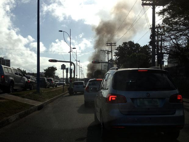 Veículo pega fogo em Salvador (Foto: Tamires Fukutani/Arquivo Pessoal)