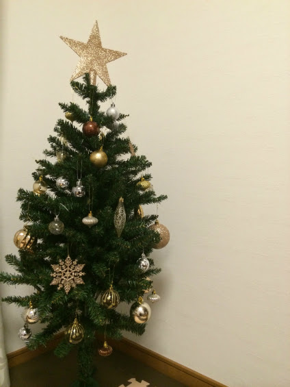 ニトリのクリスマスツリーがおしゃれで安い オーナメントで飾り付けしてみた ヘフトプラス