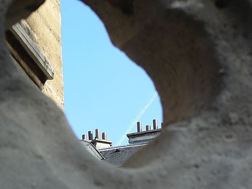 par le petit trou  du mur.jpg