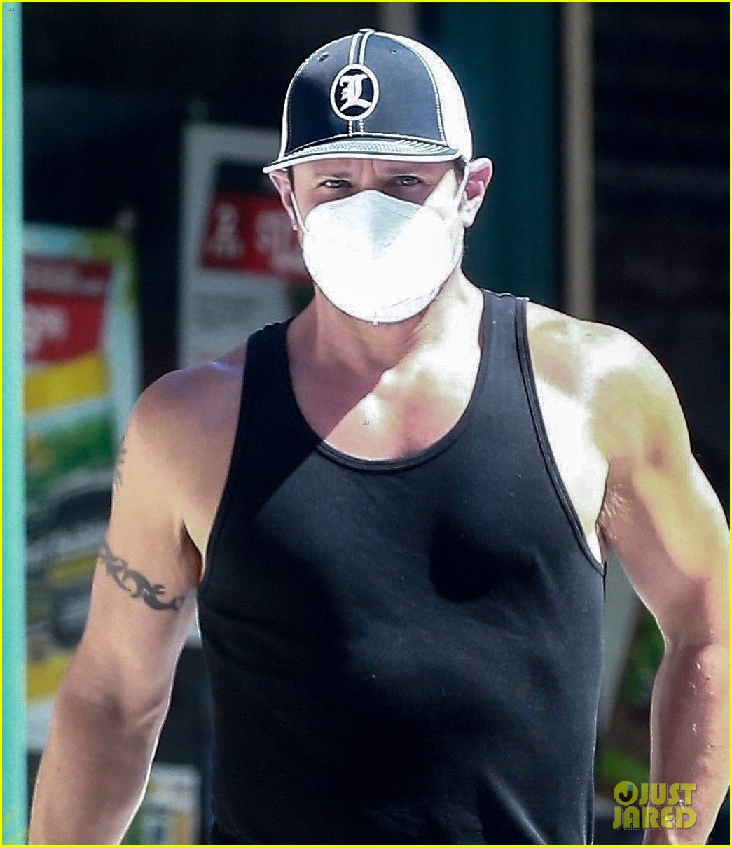 nick lachey shows off hi buff arms while out in la 014461147