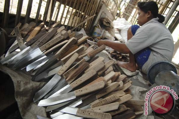 Pengrajin pisau ikut terkena dampak pelemahan rupiah Pengrajin pisau ikut terkena dampak pelemahan rupiah