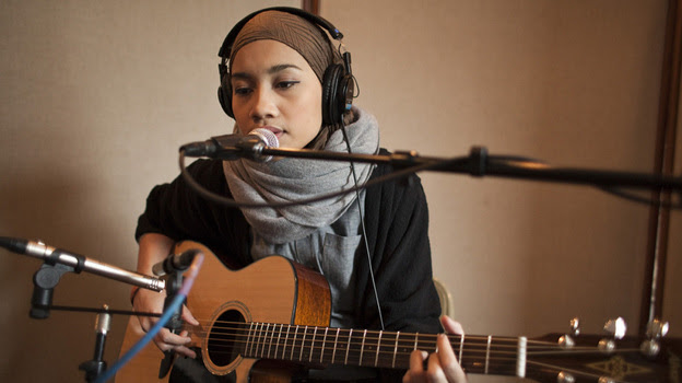 Yuna recently performed a studio session at the Cutting Room Studios in New York City for KEXP.