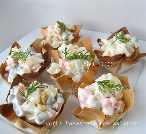 yufka kasesinde rus salatası.