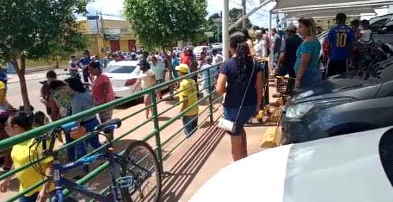 Pessoas em Rondonópolis descumprem ordem e se aglomeraram em volta de corpo