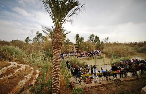 Peregrinos en las dos orillas del Jordan en el complejo turístico de Qasr Al-Yehud