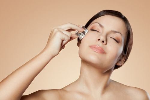 Lăn đá viên lên da Dùng đá viên để se khít lỗ chân lông tức thì.