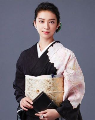 ハズキルーペcmに黒革の手帳 武井咲さんのヘアスタイル 着物について ヘアセット 着付け専門店three Keys 福岡天神の着物レンタルが出来るサロン