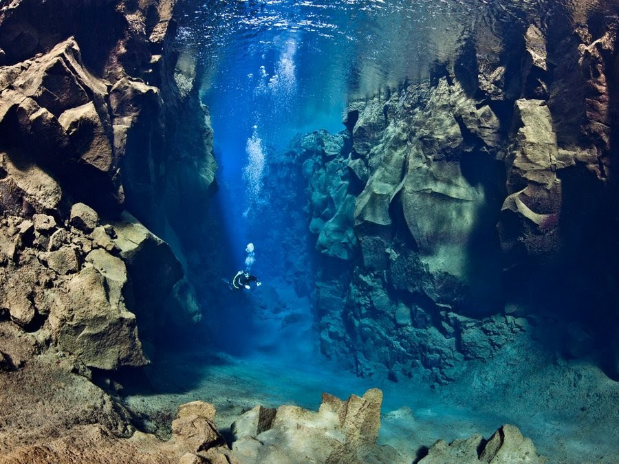 tectonic_plate_gap_between_europe_and_america_-934x