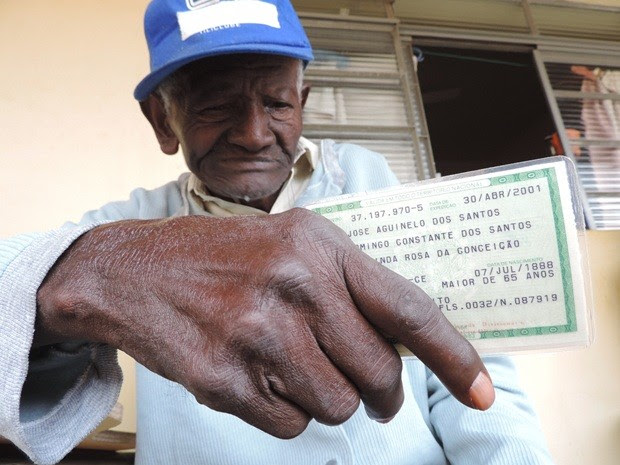 José Aguinelo segura o documento de identidade no asilo em Bauru (Foto: Alan Schneider/G1)