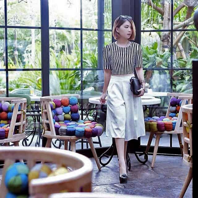 Kursi bulat bewarna warni memberikan aksen cantik yang membuat banyak orang mengabadikan tempat ini di Instagram. Photo credit: IG @mariakarinaa