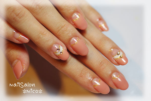 ピンクベージュ逆フレンチ ヒナコ Nailsalon Nico のネイル ネイルクルー