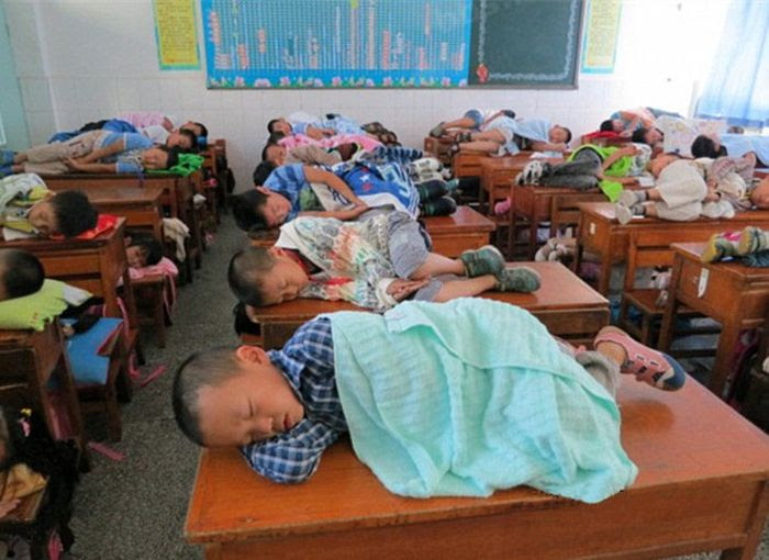 Chinese Kids Taking a Nap at School (5 pics)