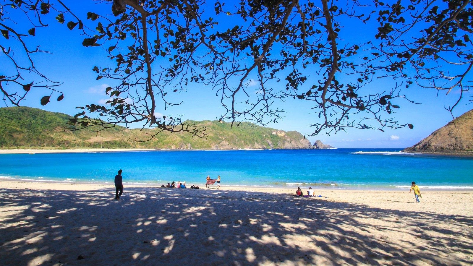 Menyepi di Pantai Mawun Surga Tersembunyi Pulau Lombok Menyepi di Pantai Mawun Surga Tersembunyi Pulau Lombok