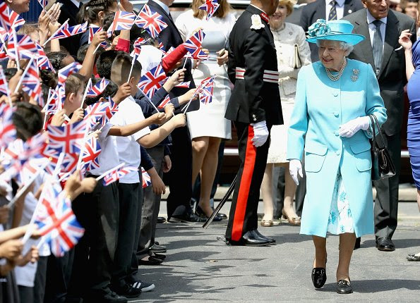Queen Elizabeth and Prince Philip visited Mayflower Primary School in Tower Hamlets, London. Style of Queen Eizabeth