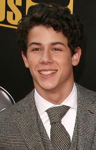 Why doesnt nick jonas smile with his teeth? | Yahoo Answers